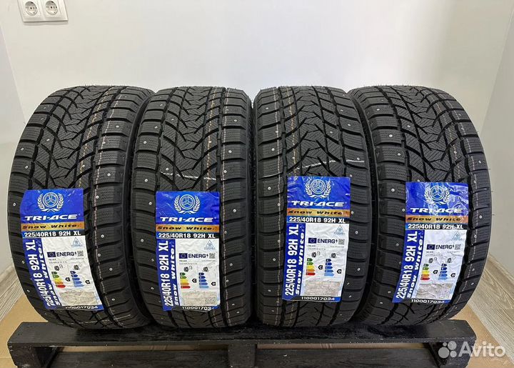 Tri Ace Snow White II 225/40 R18 61H
