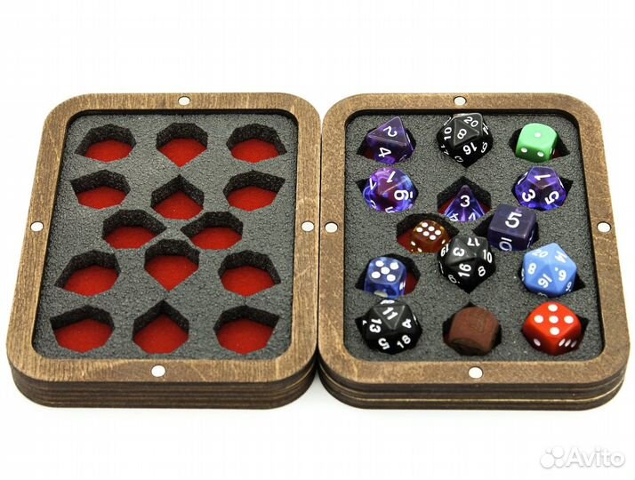 Деревянная шкатулка-кейс для игральных кубиков
