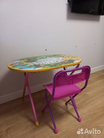 Детский письменный стол и стул