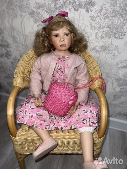 Фарфоровая кукла