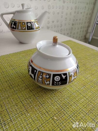 Заварочный чайник и сахарница