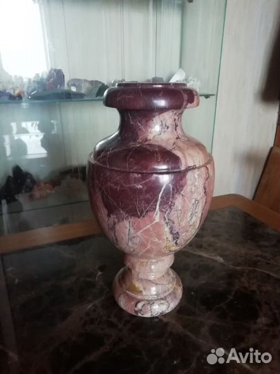 Вазы и настольные лампы из натурального камня