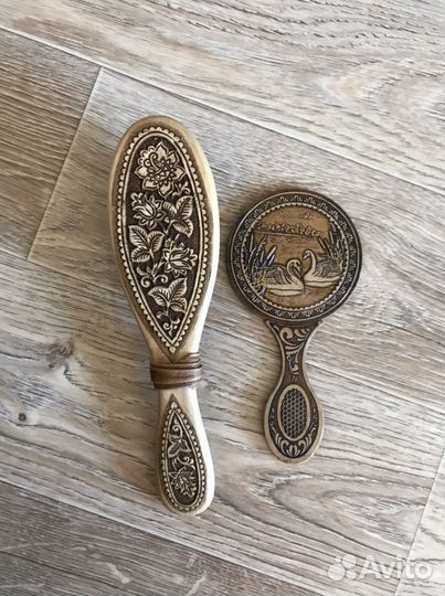 Расческа и зеркало