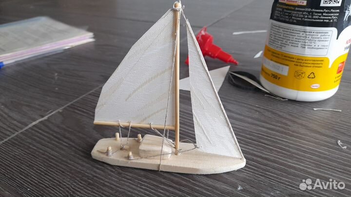 Модель парусника из дерева