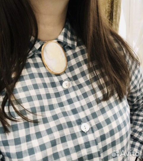 Золотая брошь-камея на раковине