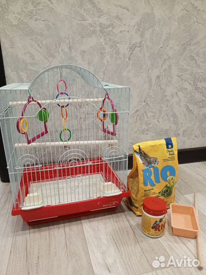 Клетка для попугая с игрушками