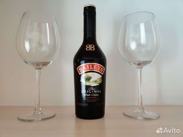 Бокалы для вина и блюдца