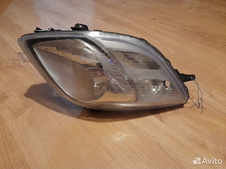 Фара передняя правая Toyota Yaris