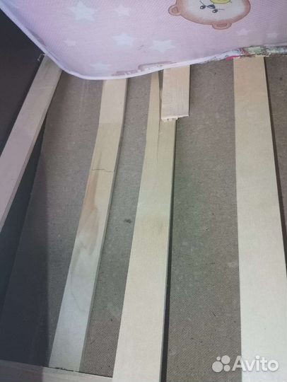 Детская кроватка с маятником