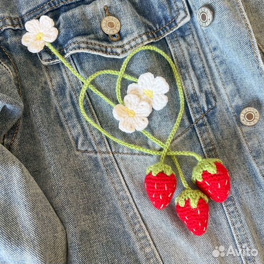 Вязаный брелок клубника, ручная работа