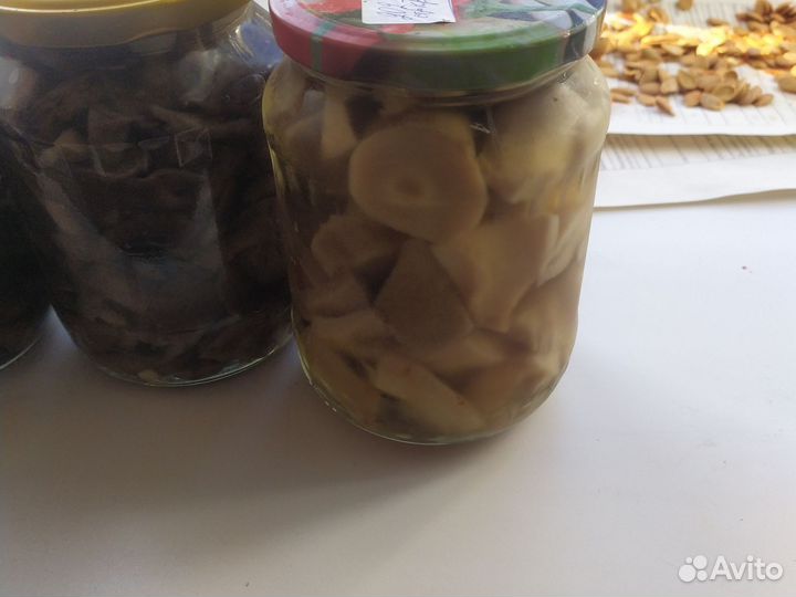 Грибы опята маринованные, грузди