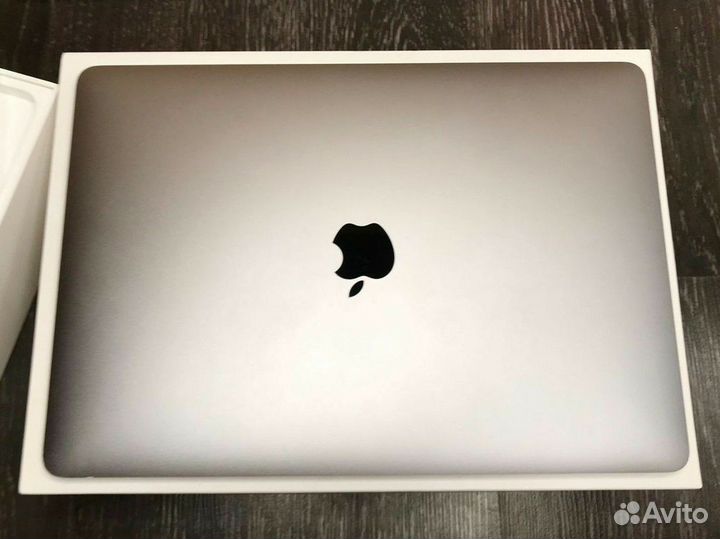 Macbook pro 13 2017 i7 16gb touch bar