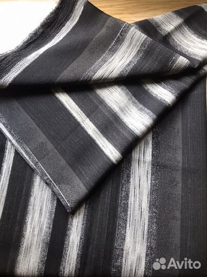 Отрез шелковистой ткани в серо-черную полоску