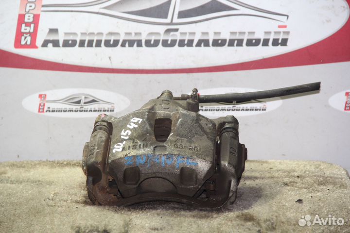 Суппорт перед лево c Toyota Isis ZNM10G 1ZZ-FE