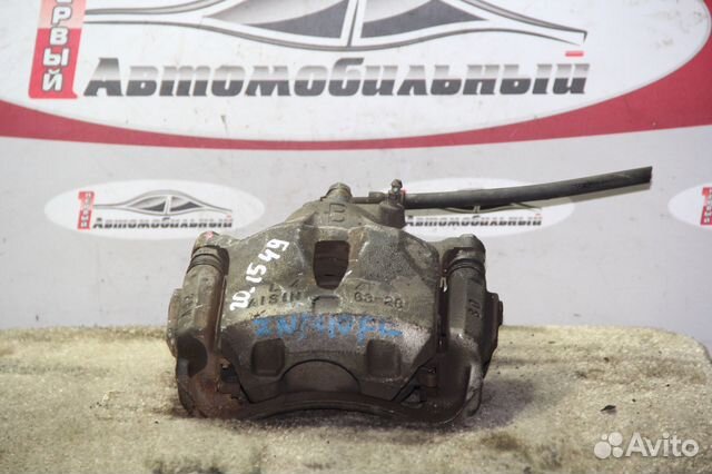 Суппорт перед лево c Toyota Isis ZNM10G 1ZZ-FE