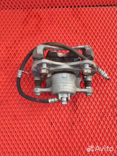 Суппорт передний правый Toyota Roomy M900A 1KR-FE