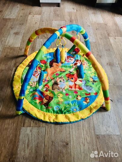 Детский развивающий коврик с дугами и игрушками