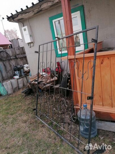 Металлическая решетка на окно