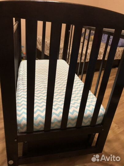 Детская кроватка с маятником и ящиком