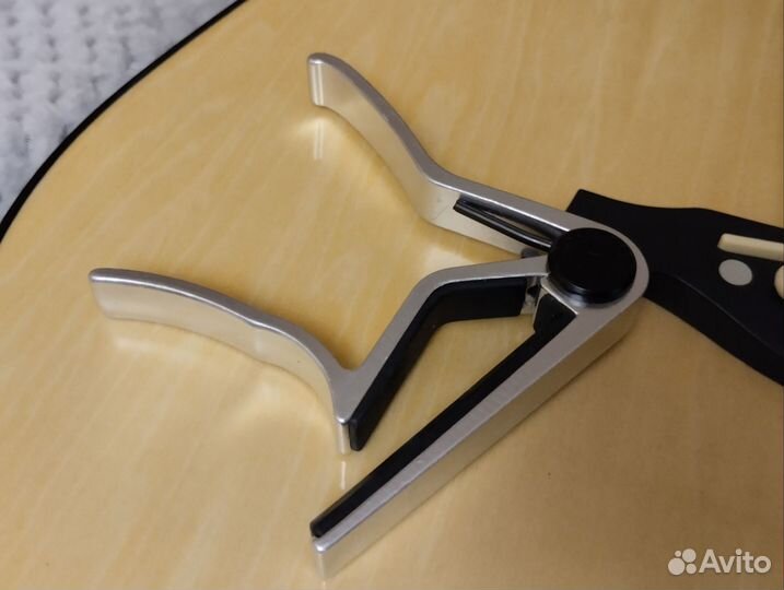 Акустическая гитара + чехол и каподастр