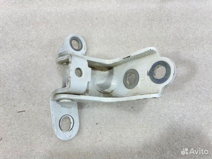 Петля двери левая Kia Rio 4 2017