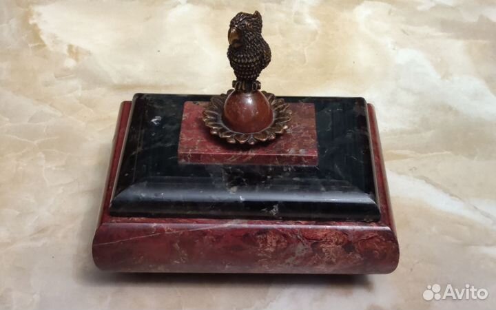 Шкатулка из камня с бронзой