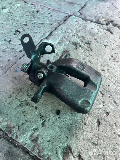 VW Задний левый суппорт 1K0615423M