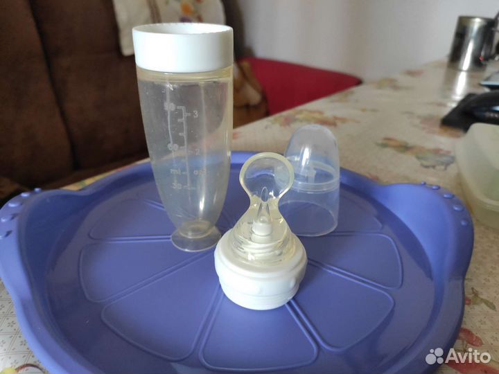 Сушилка, бутылочки с сосками и бутылочка с ложкой