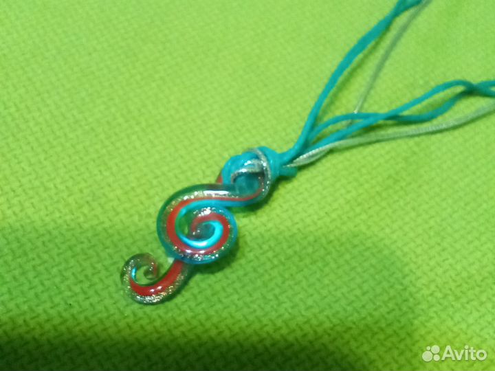 Кулон скрипичный ключ на плетеной нити бесплатно