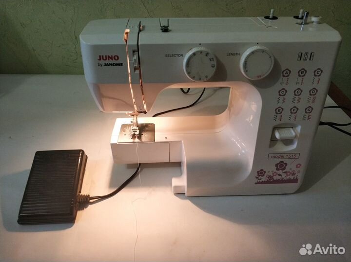 Швейная машинка Juno 1515