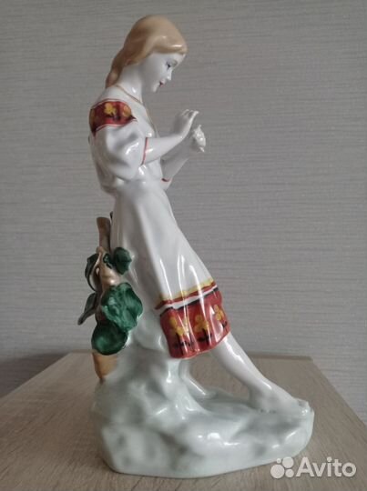 Статуэтка фарфор СССР. Девушка с ромашкой