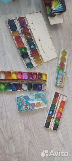 Краски, карандаши, мелки в одни руки