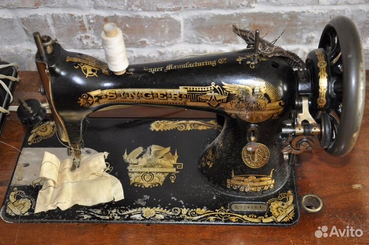 Старинная швейная машинка 