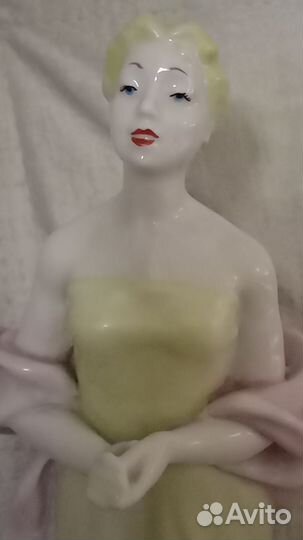 Фарфоровая статуэтка