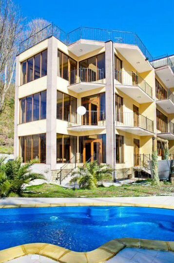 Дом 2000 м² на участке 6 сот.