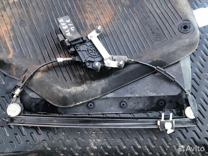 Стеклоподъемник передний правый Fiat Albea 2004