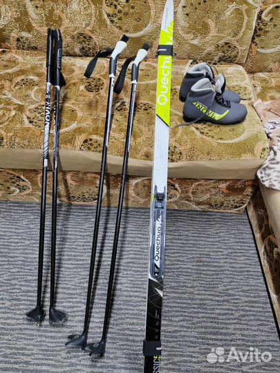 Лыжные ботинки и лыжи