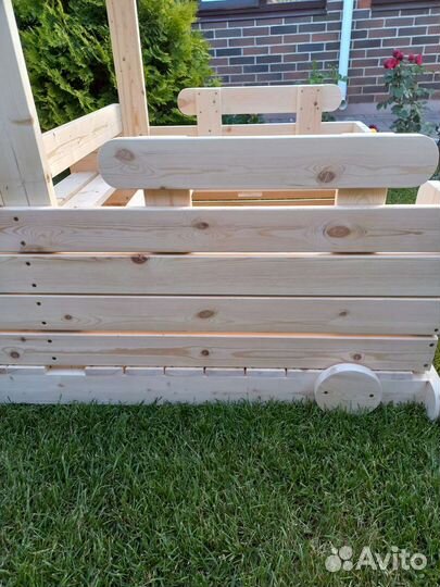 Деревянная машинка для детской площадки