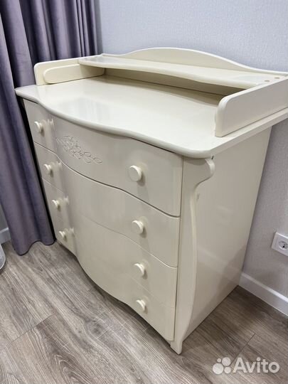 Кроватка и пеленальный комод