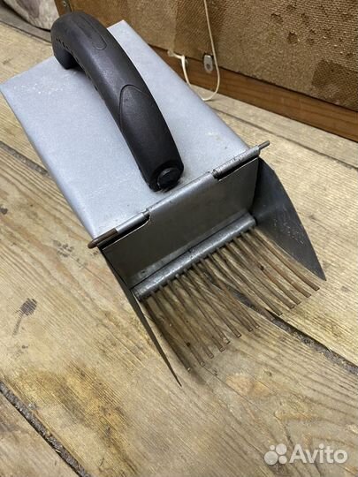 Комбаин для сбора ягод старого СССР образца