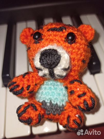 Брелок тигр, игрушка вязанная новая