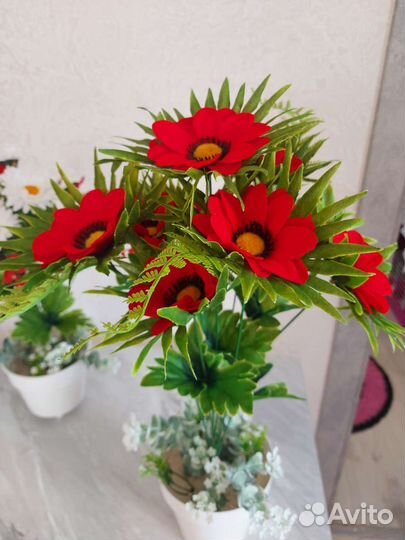 Искусственные цветы в горшках