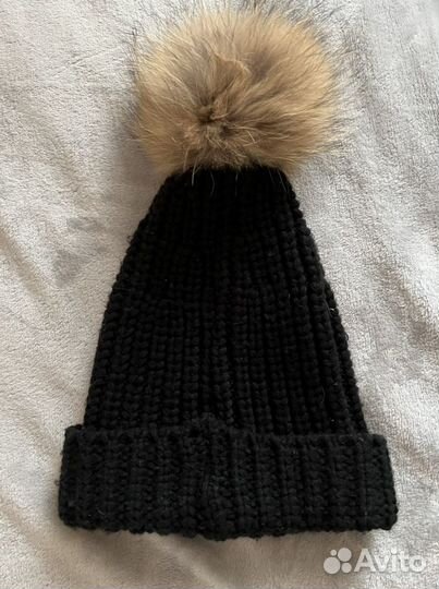 Шапка с мишками и с помпоном