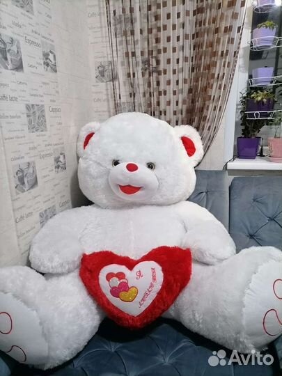Большой плюшевый медведь