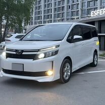 Toyota Voxy 2.0 CVT, 2016, 120 000 км, с пробегом, цена 2 000 000 руб.