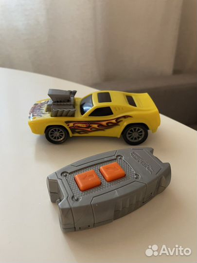 Машинка Hot wheels с пультом ду