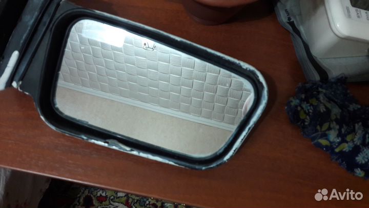 Зеркала боковые ваз 2114. Правое стекло разбитое