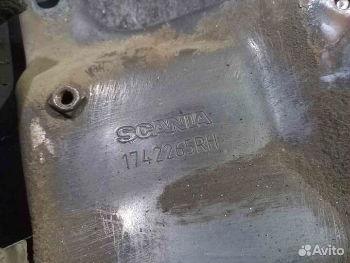 Петля нижней решетки радиатора Scania правая