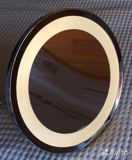 Зеркало с увеличением и подсветкой