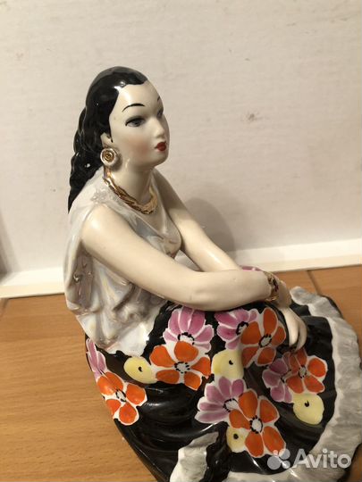 Фарфоровая статуэтка цыганка